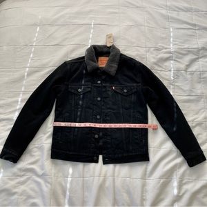 LEVI’S black / grey monochrome sherpa lined jean jacket! Size small.